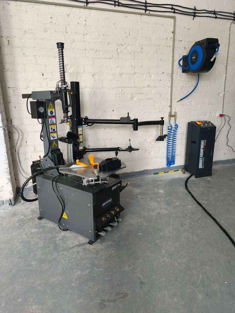 Profesionalios padangų montavimo staklės IGMITA dirbtuvėse